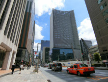 千疋屋ビル前面の中央