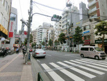 新陽ビル前面の早稲田