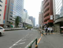 西新宿大京ビル前面の青梅街道