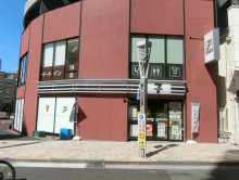 裏手にあるセブンイレ