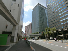 新宿マインズタワー前面の通り