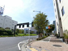 オフィスビル前面の通