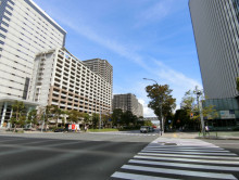 オフィスビル前面の通