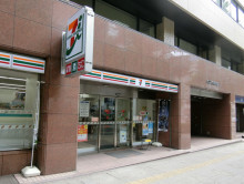 向かいのセブンイレブ