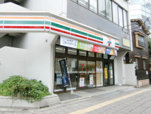 向かいの通りにあるセ