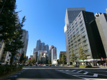 新東京ビル前面の甲州街道