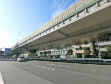 海岸通り沿いに立地