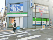 裏方にあるファミリーマート 渋谷桜丘町店