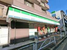 向かいの通りおファミリーマート砧城山通り店