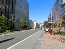 T2号事務所棟前面の