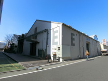 ビル前の飲食店