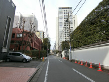 霊南坂ビル前面の通り