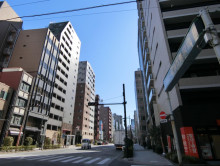 ホリーズ日本橋ビル前