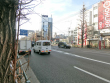 西京城西ビル前面の青梅街道