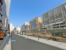 線路沿いに立地