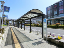 ビル前のバス停「タウ