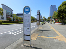 ビル前のバス停