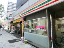 向かい並びのセブン-