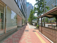 ワイ・エヌ銀座ビル前