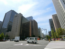 富国生命ビル前面の日