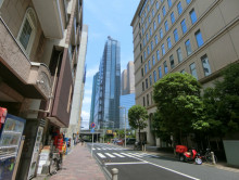 周辺はオフィスビルが