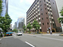 千代田通り沿いに立地