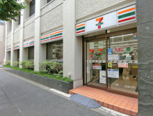 向かいのセブンイレブン神田錦町千代田通り店