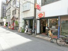 付近には飲食店が充実