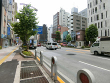 田村ビル前面の靖国通