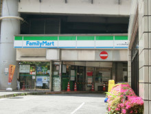 向かいのファミリーマ