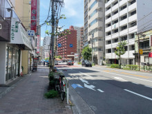 YSビル前面の入谷口