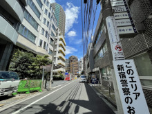 オフィスビル前面の通