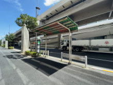 ビル前のバス停「五色