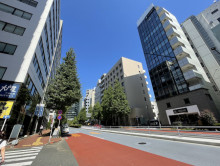 興信ビル前面の通り