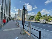 ビル前のバス停「白金