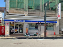 徒歩2分のローソン札