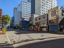 エルムビル前面の通り