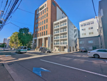 データビル前面の通り