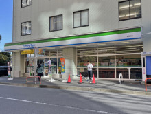 付近のファミリーマー