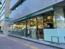 並びのファミリーマート青山通り赤坂７丁目店