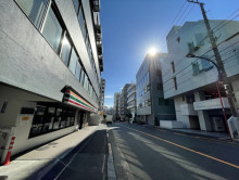 生泉市ヶ谷ビル前面の