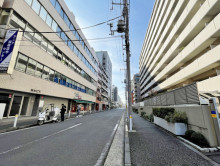 仲丸ビル前面の通り