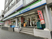 向かいのファミリーマ