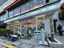 近くのファミリーマート両国駅西口店