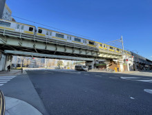 両国駅前ビル前面の通り
