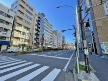 マストビル前面の通り