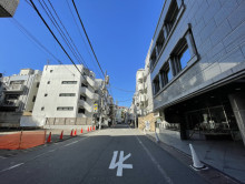 モワビル前面の通り