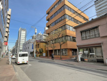 やわらぎビル前面通り