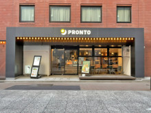 向かいの通りのプロン