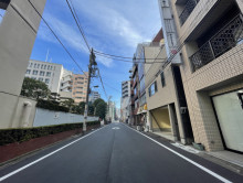 塚本ビル前面の通り